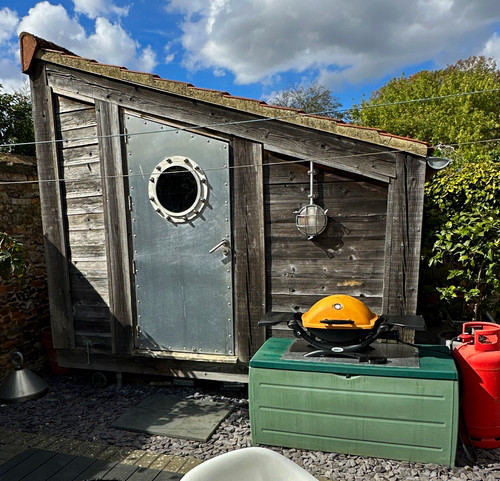 Funky little cabin glamping - funky, /